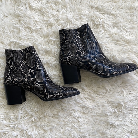 Steve Madden Grey Snake Jet Ankle Boots - Picture 3 of 8